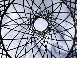 Blick durch ein Kunstobjekt in den Himmel, Schloss Freudenberg Wiesbaden