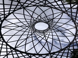 Blick durch ein Kunstobjekt in den Himmel, Schloss Freudenberg Wiesbaden